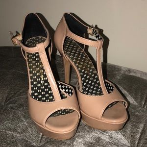 Tan patent leather platform t-heels
